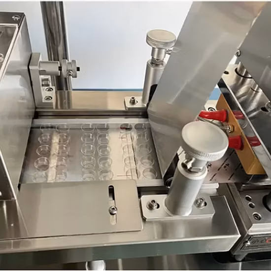 Macchina per l'imballaggio delle bolle dell'imballatrice della compressa della capsula della pillola e della plastica di alluminio Macchina per l'imballaggio delle merci dell'imballaggio della piccola bolla del granello automatico della medicina Dpp-80
