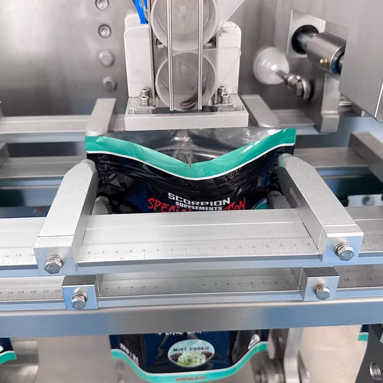 Confezionatrice automatica per il riempimento di sacchetti a chiusura lampo preconfezionata con latte in polvere per caffè secco